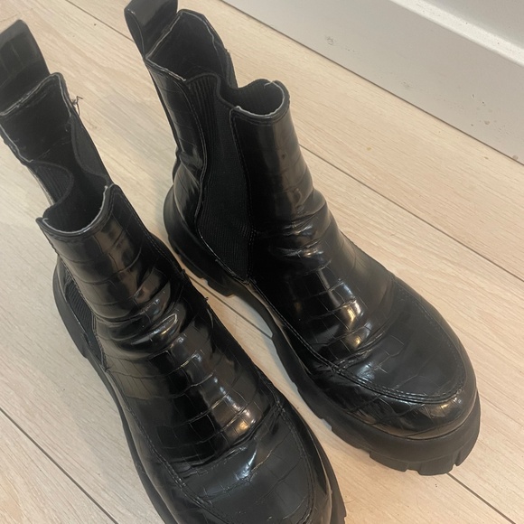 UO- Black Chunky Chelsea Boots - size 8 - Picture 2 of 4